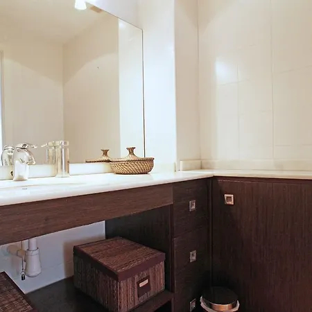 Magnificent 2 Bedroom In Apartment *